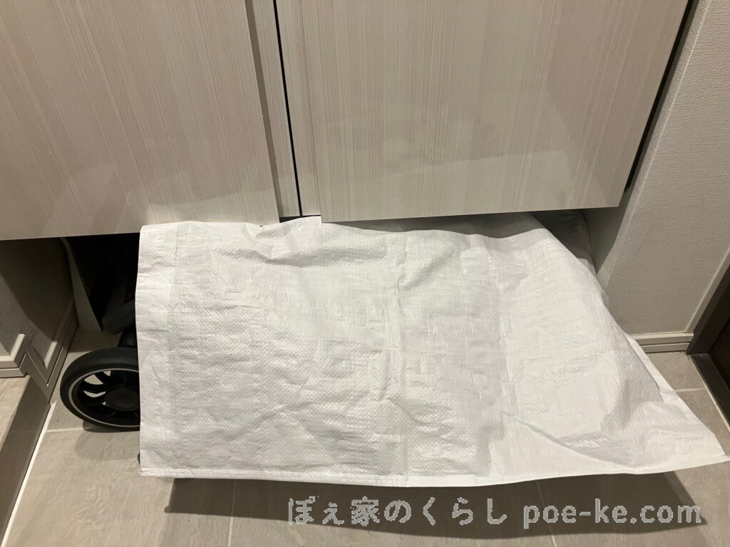 Joie パクトプロを高さ約30cmの靴箱下に収納した様子