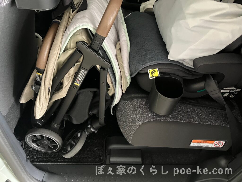 Joie パクトプロを車の後部座席に積み込んだ様子