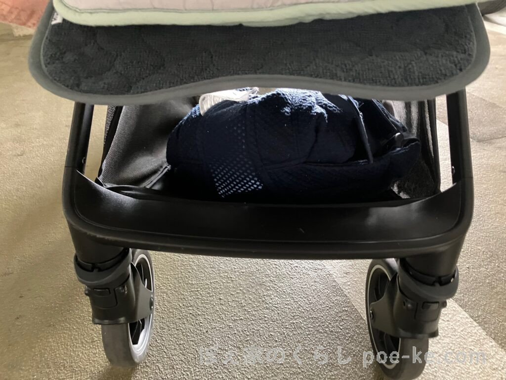 Joie パクトプロの荷物入れを前から撮影した様子