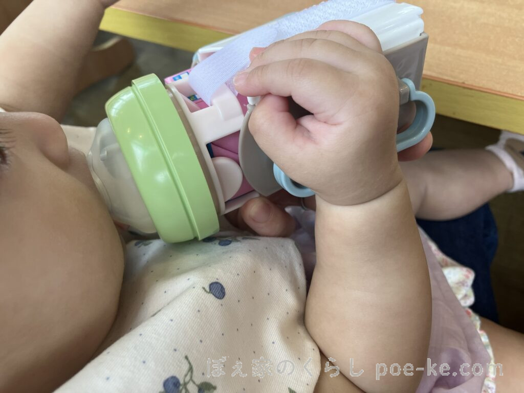 アイクレオ液体ミルクを母乳実感の乳首で飲む赤ちゃん