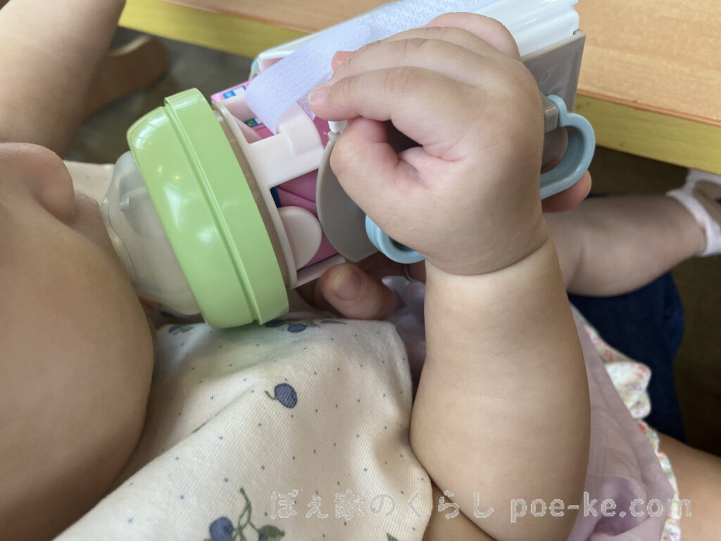 アイクレオ液体ミルクを母乳実感の乳首で飲む赤ちゃん