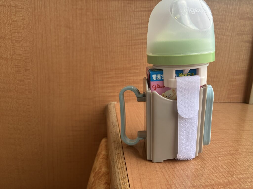 アイクレオ液体ミルクに母乳実感の乳首を装着した様子。紙パックホルダーでミルク漏れを防止。