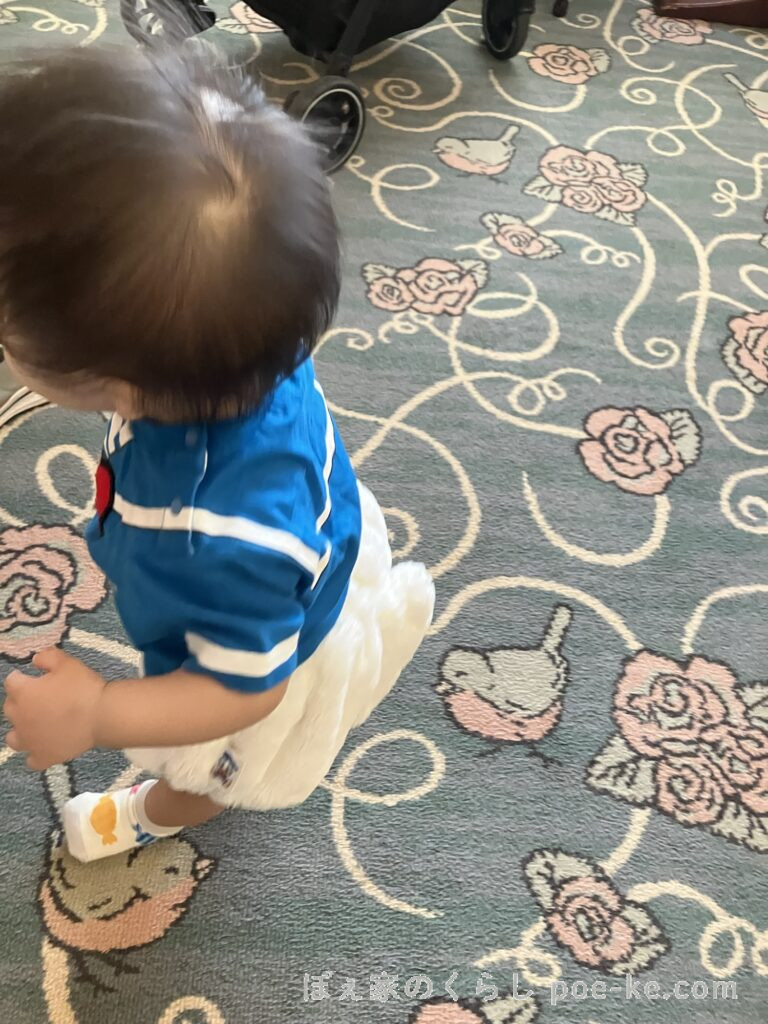ディズニーランドホテルの客室内を歩く赤ちゃん