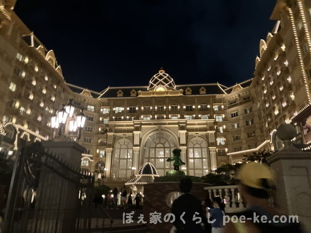東京ディズニーランドホテル　ライトアップされた夜の外観