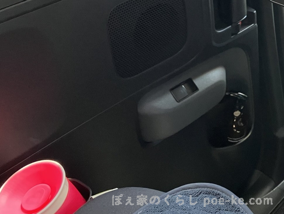 シエンタの後部座席スライドドアのドリンクホルダーにルームスプレーを常備